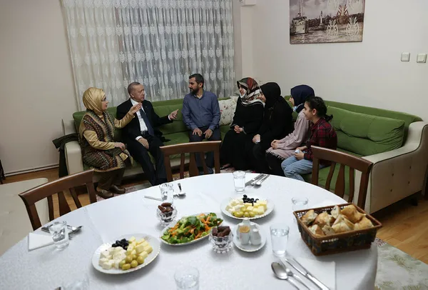 1649093932071.jpg Halkın adamı halkın sofrasında: Başkan Erdoğan ve eşi iftar için İstanbul'da bir ailenin evine konuk oldu - 2