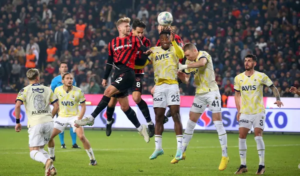 gaziantep-fk-fenerbahce-canli-anlatim-gaziantep-fk-fenerbahce-maci-saat-kacta-1673803828469.jpg Fenerbahçe Gaziantep'te son dakikada güldü: Valencia hayat verdi - 2