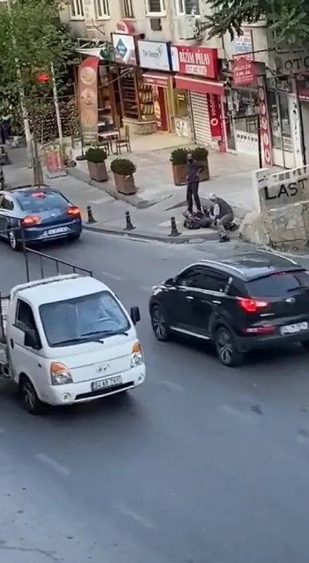 1629711597836.jpg Yol ortasında birbirlerine girdiler! Yaşlı vatandaşların kavgası kamerada - 3