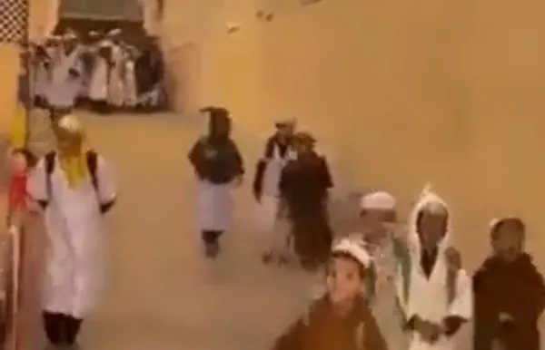 cezayirde-ilkokul-ogrencilerinin-goruntuleri-viral-oldu-okuldan-once-camiye-gittiler-1669973139700.jpg Cezayir’de ilkokul öğrencilerinin görüntüleri viral oldu! Okuldan önce camiye gittiler - 3