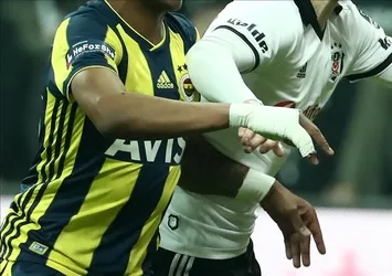 Derbide kartlar havada uçuşuyor