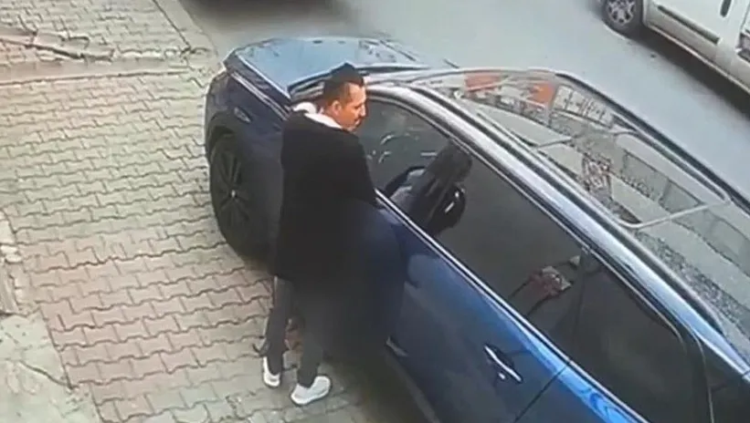 İstanbul’da akılalmaz olay! Otomobilin üzerine işedi araç sahibine saldırdı