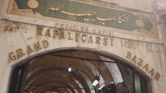 Kapalıçarşı'da tepki çeken görüntü! Tarihi kitabeye matkaplı darbe - 2