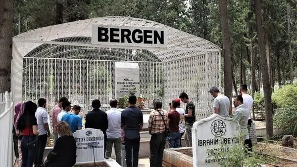 bergenin-mezari-nerede-hangi-sehirde-bergenin-mezari-kapali-mi-neden-kafeste-ve-kilitli-1695836219745.jpg Bergen'in mezarı nerede, hangi şehirde? Bergen'in mezarı kapalı mı, neden kafeste ve kilitli? Ölümü... - 2