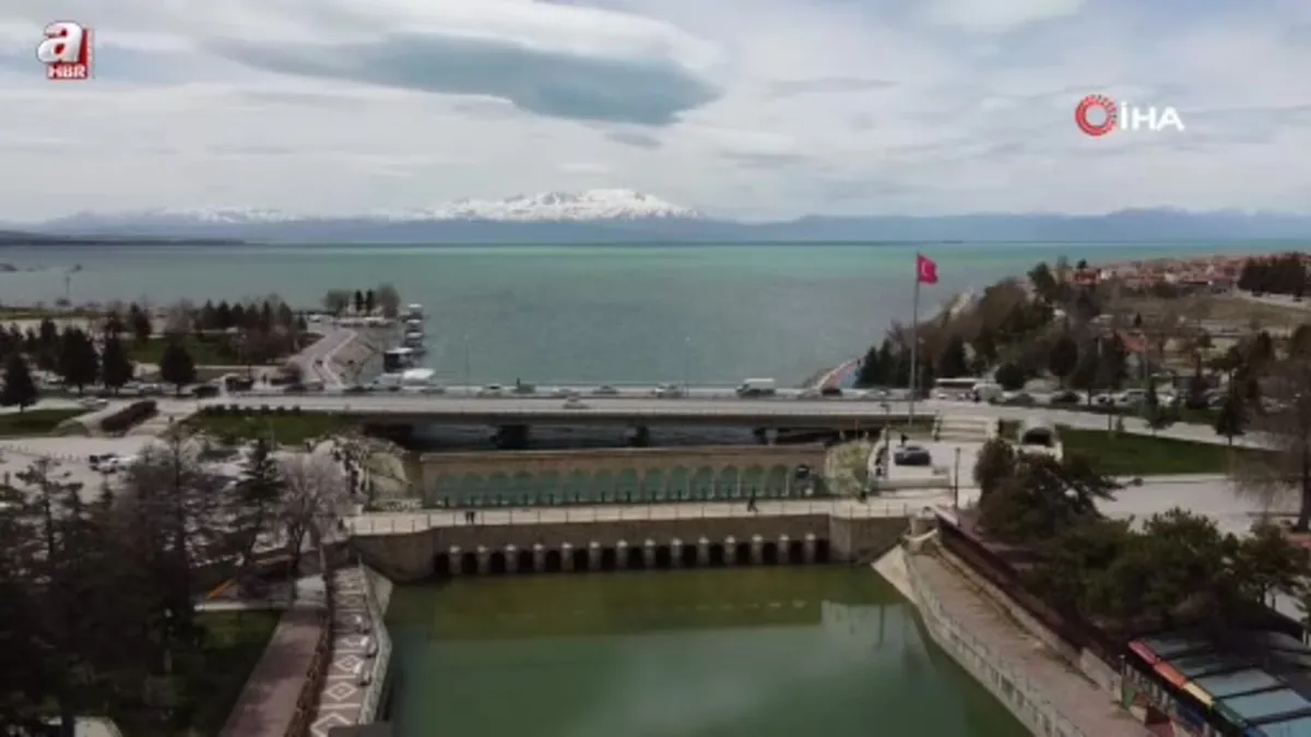 Konya'da kayıkla gezilen göl üzerinde şimdi yürüyüş yapılıyor