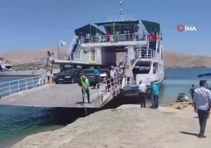 Yakıtı biten feribotta panik