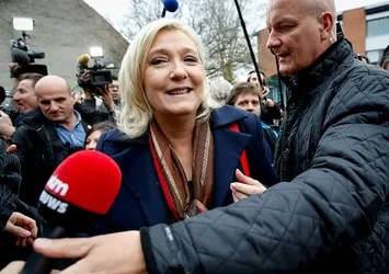 Aşırı sağcı Le Pen'e "yolsuzluk kıskacı"