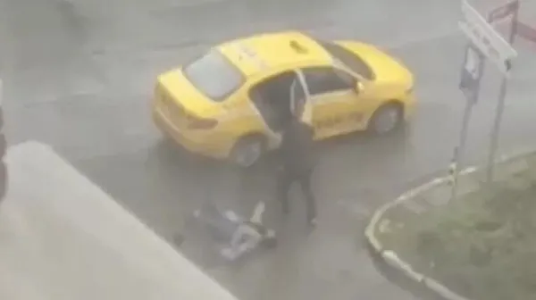 istanbulda-akilalmaz-goruntuler-taksici-tartistigi-kadin-turisti-feci-sekilde-dovdu-1650400938053.jpg İstanbul'da taksici dehşeti! Turisti önce darp etti sonra yere fırlattı - 1