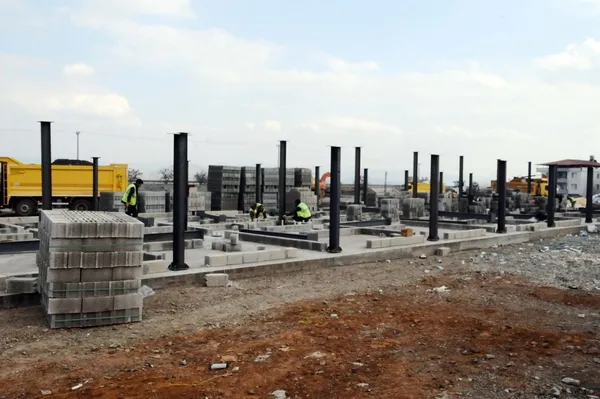 İslahiye’de depremzedeler için hummalı çalışma! 1300 prefabrik ve 276 briket ev martta hazır