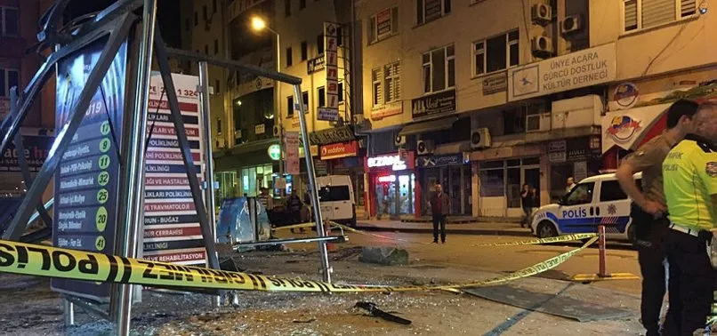 Alkollü sürücü dolmuş durağına daldı! Durak paramparça oldu