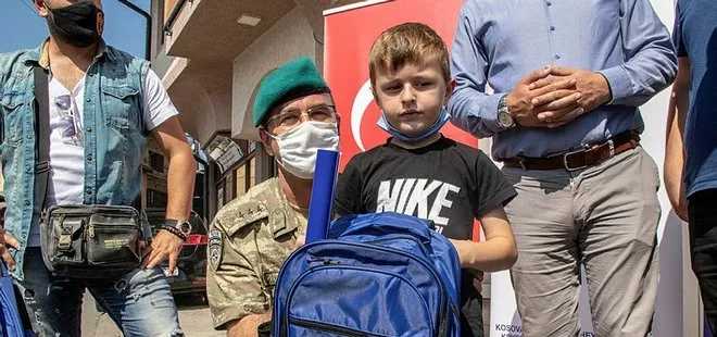 Türk askeri Kosovalı çocukları sevindirdi