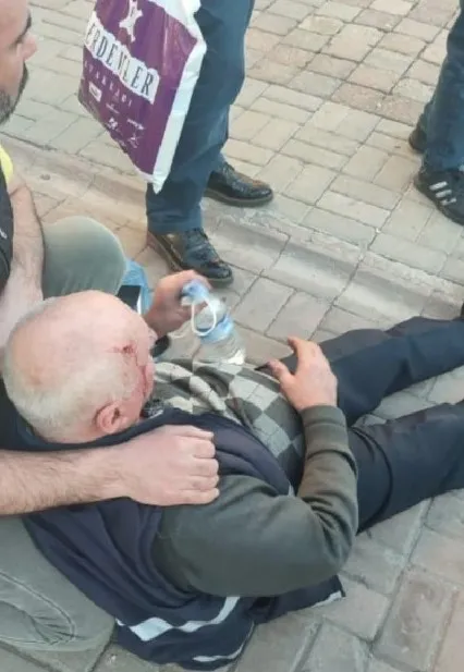 iett-soforu-75-yasindaki-yolcuya-yumrukla-saldirdi-iddiasi-bir-anda-kabini-acarak-bana-saldirdi-1649752913398.jpg İETT şoförü 75 yaşındaki yolcuya yumrukla saldırdı iddiası! ‘Bir anda kabini açarak bana saldırdı’ - 2