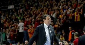 Ergin Ataman taraftara kızıp sahayı terk etti