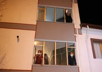 Yeni yıla maskelerini pencerelerden atarak girdiler