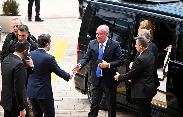 CHP’de dinmeyen adaylık krizi! İmamoğlu ile Özel arasında savaş var! Aday belirleme toplantısı bir kez daha ertelendi...