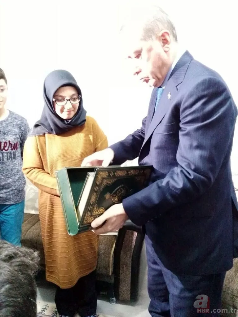 Cumhurbaşkanı Erdoğan pankart açan genç kızın evini ziyaret etti 13
