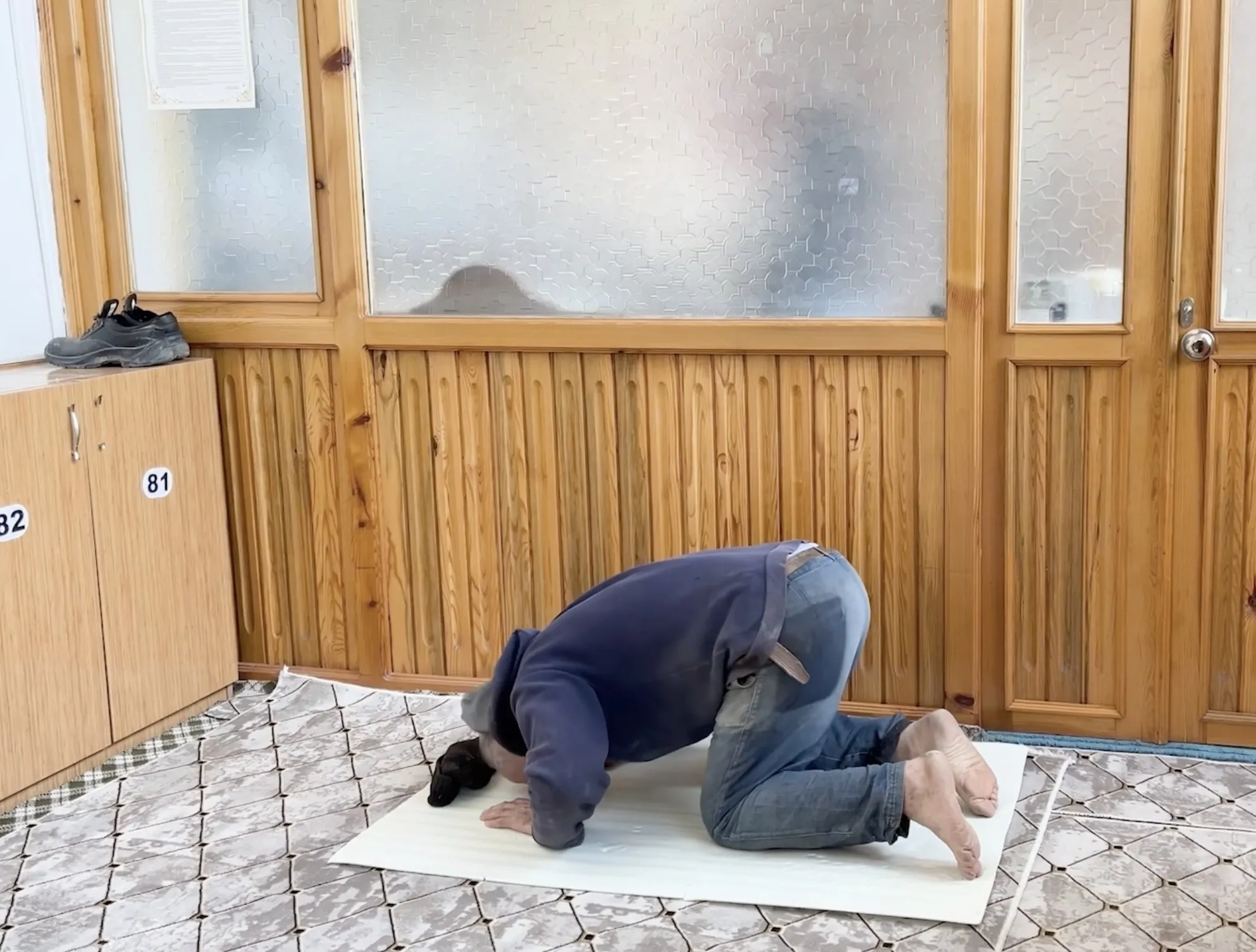 Tozlu kıyafetleriyle camiye girmeye kıyamayan inşaat işçisinden yürekleri ısıtan hareket