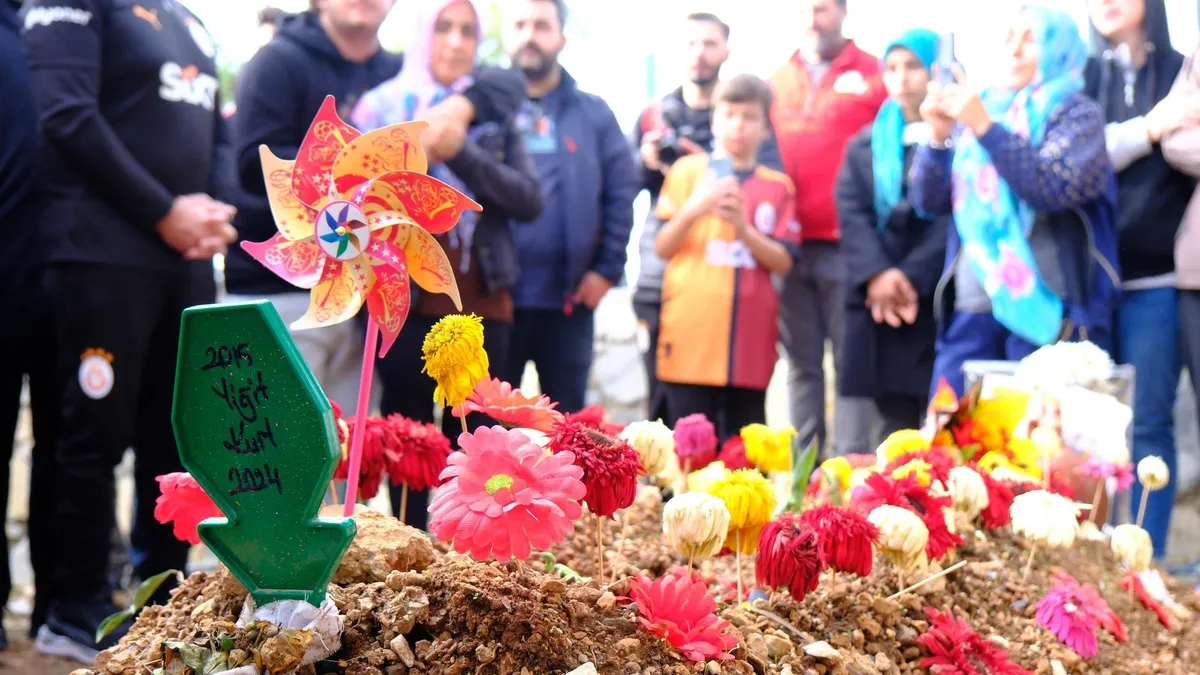 Galatasaray heyetinden Yiğit Kurt'un mezarına ziyaret