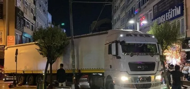 İstanbul’da navigasyon kurbanı şoför! TIR ara sokakta sıkıştı, vatandaşlar seferber oldu