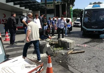Şoför neye uğradığını şaşırdı! Hastane girişine bodoslama daldı