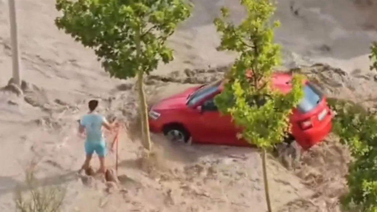 İspanya'da sel: Araçlar yollarda mahsur kaldı