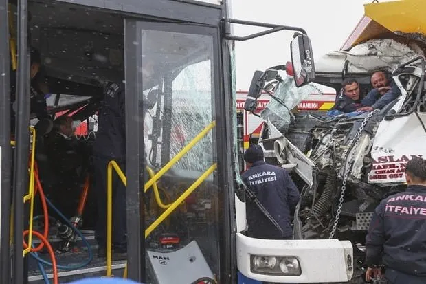 Belediye otobüsü ile kamyon çarpıştı: 11 yaralı