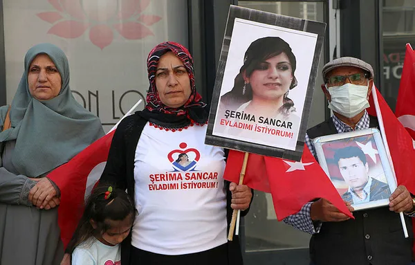 Van anneleri HDP’ye isyan etti: Siz bebek katilisiniz vatan hainisiniz