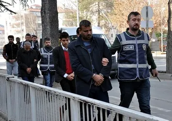 Dolandırmak isterken rehin alındı
