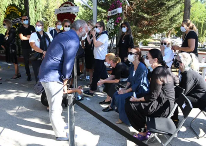 Hümeyra oğlunun cenazesinde ayakta durmakta zorlandı! En zor veda… - 5
