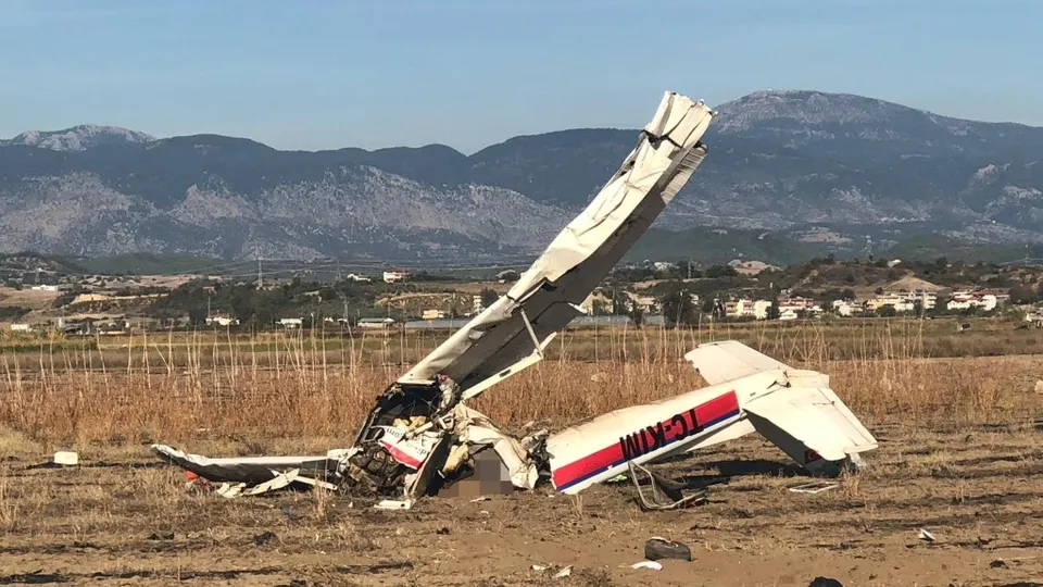Antalya’da eğitim uçağı düştü: 2 ölü