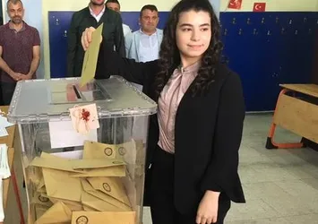 AK Parti'nin en genç adayı oyunu kullandı