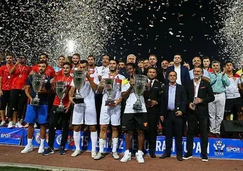 Futbolcular demokrasi için sahada!