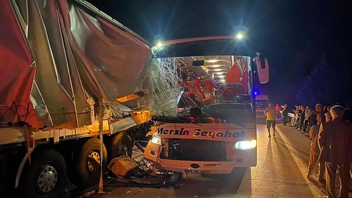 Yolcu otobüsü ve TIR çarpıştı! 1'İ ağır 3 yaralı yaralı