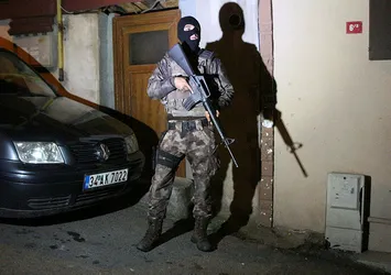 İstanbul'da FETÖ'cülere şafak baskını
