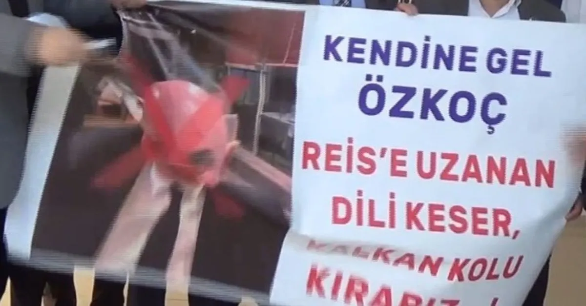 Muhtarlardan Başkan Erdoğan'a hakaret eden CHP'li Engin Özkoç'a sert tepki! Pankartı parçalayıp yaktılar |Video