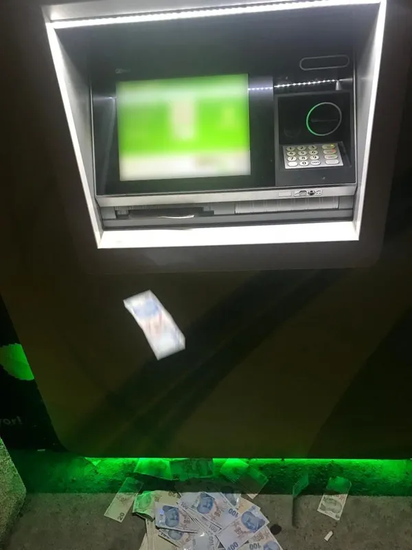 atmye-kapasitesinden-fazla-para-yuklemeye-kalkisti-paralari-yola-sacildi-1660248086657.jpg ATM'ye kapasitesinden fazla para yükledi: Paraları yola saçıldı - 1