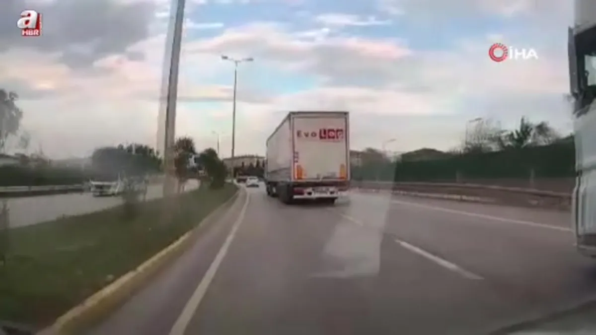 Bandırma'da tırın tehlikeli manevraları araç kamerasına yansıdı