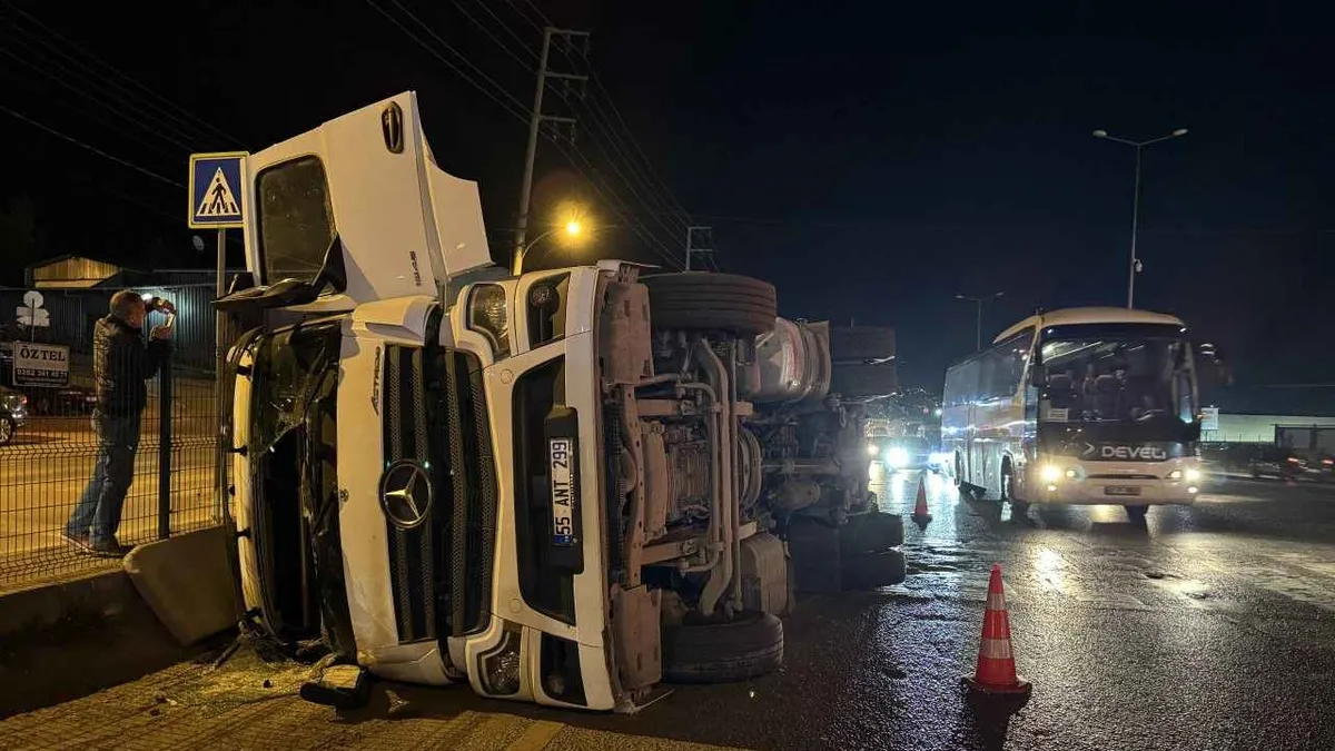Kocaeli'de devrilen tırın sürücüsü yaralandı