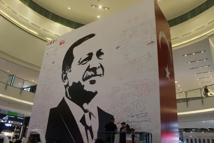 Katar’daki Erdoğan posterine yoğun ilgi