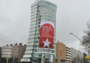 ABD Büyükelçiliği karşısındaki dev afişte terörle mücadele mesajı
