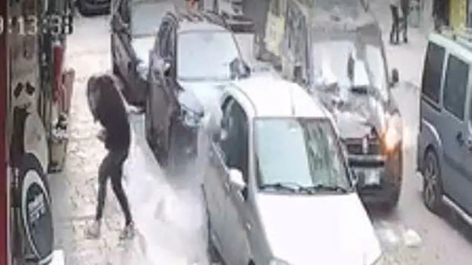 Ölüm teğet geçti! Mucize kurtuluş! Fırtına İzmir'i vurdu! Deniz taştı yollar göle döndü
