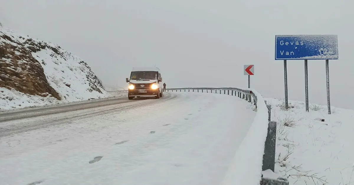 Van’da kar yağışı aniden bastırdı! Sürücüler zor anlar yaşadı | Van Valisi Mehmet Emin Bilmez'den flaş açıklamalar...