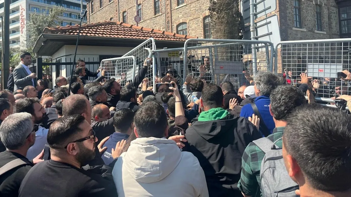 İzmir’de Vakıf binaları tahliyesinde gerilim: CHP’li gruptan polise çirkin saldırı