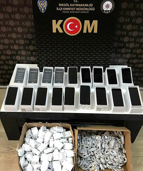 bursada-polis-musteri-kiligina-girdi-ve-kacak-cep-telefonlarini-ele-gecirdi-1616652629073.jpg Bursa’da polis müşteri kılığına girdi ve kaçak cep telefonlarını ele geçirdi - 1