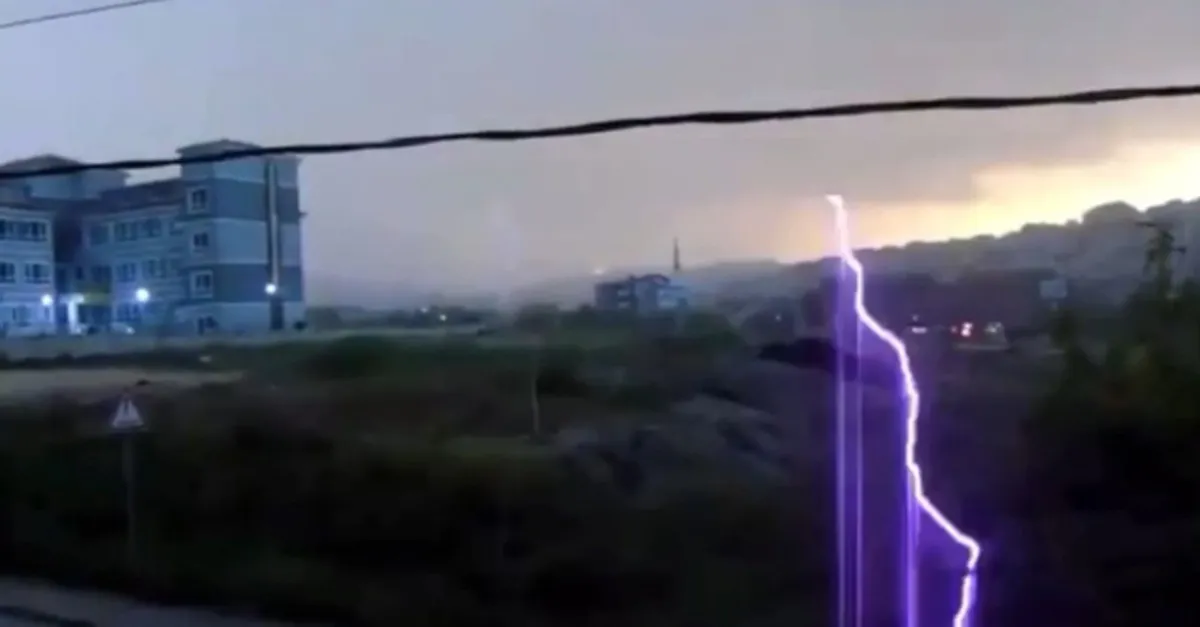 Son dakika: Bursa'da yıldırım düşme anı kameraya yansıdı! Kıvılcımlar böyle görüntülendi |Video