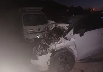 Ankara’da otomobil ile kamyonet çarpıştı: 6 yaralı