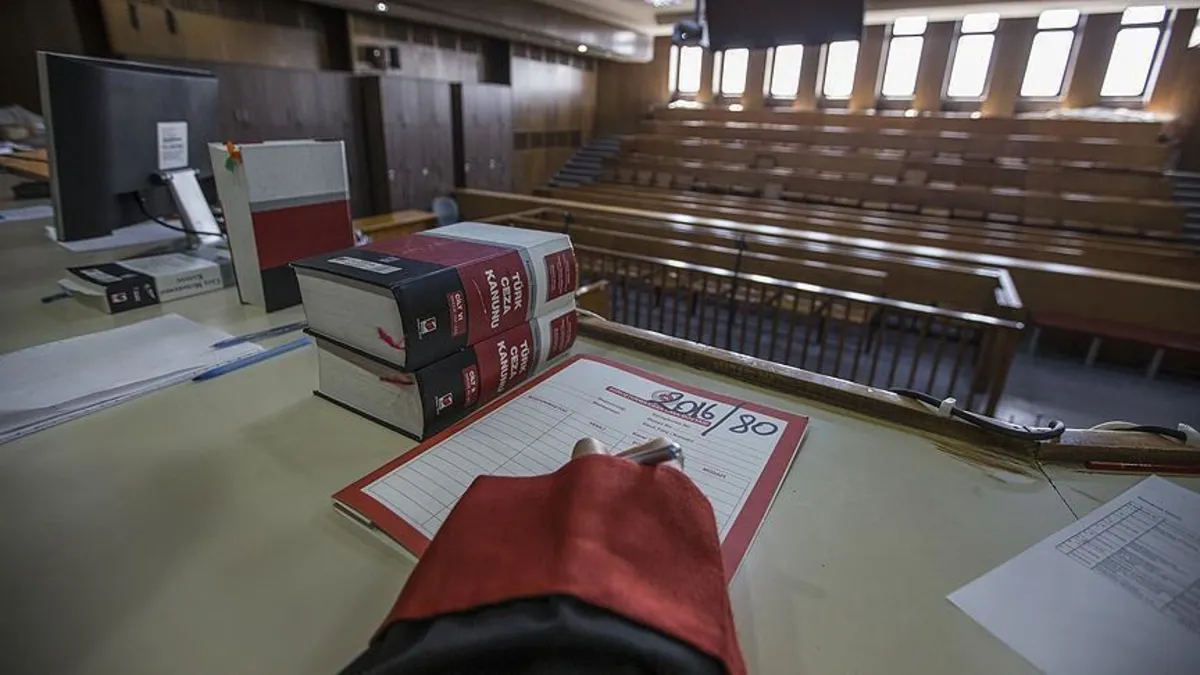 Boşanma davası için geldiği adliyede kendini vurdu