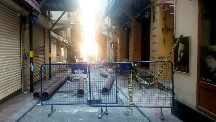 Beyoğlu'nda bina duvarı çöktü! Bir kişi enkaz altında kaldı - 1