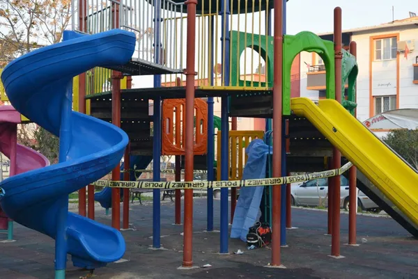 1672384770972.jpg Manisa'da çocuk parkında korkunç olay! İşe giderken korkunç manzarayla karşılaştılar - 4