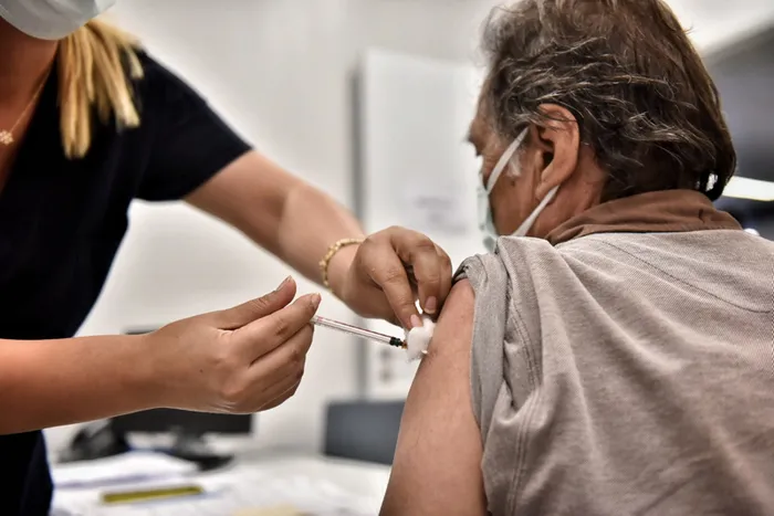 Son dakika: Sağlık Bakanı Fahrettin Koca’dan bir meslek grubuna daha aşı müjdesi! İsraf uyarısında bulundu